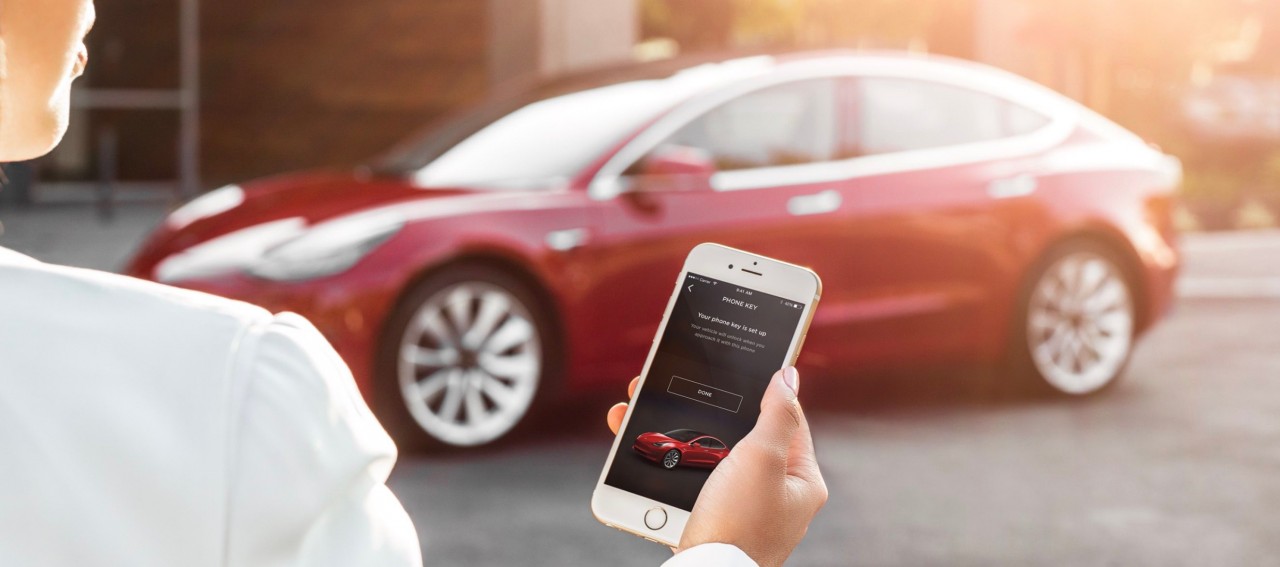 Новое обновление мобильного приложения Tesla позволяет вам контролировать свой автомобиль с вашего телефона