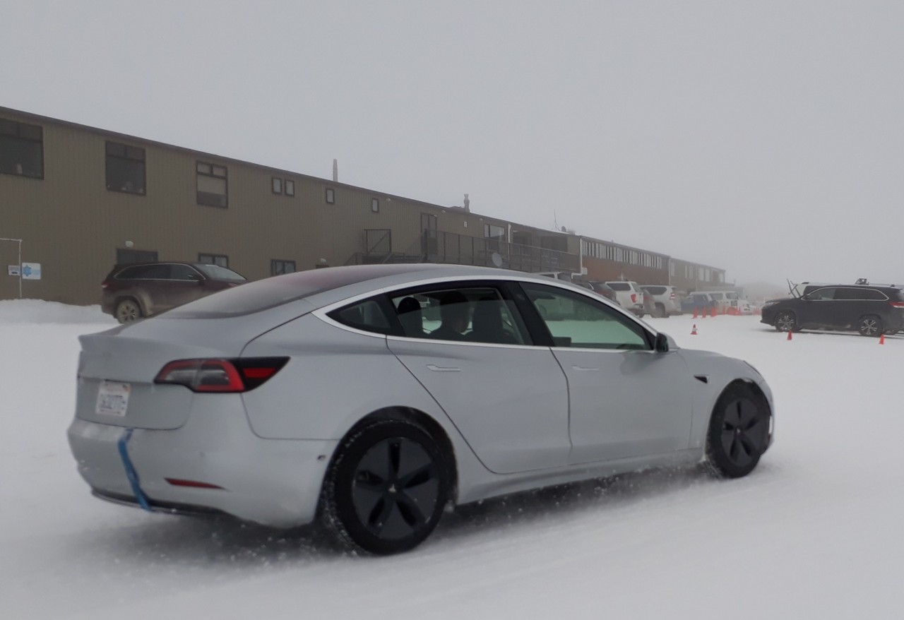 У Tesla Model 3 нашли важные недостатки в холодную погоду