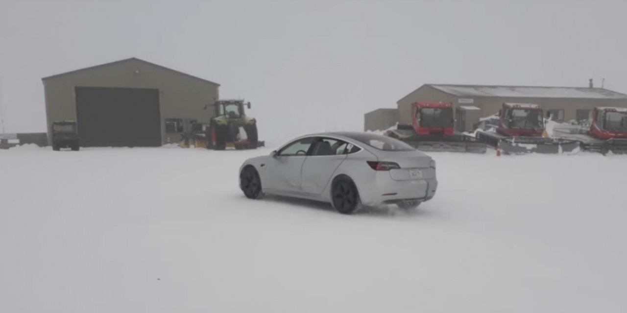Tesla Model 3 RWD проходит испытания на снегу
