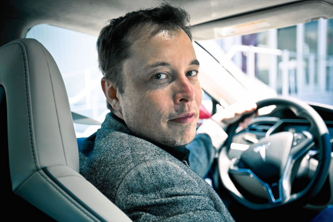 Генеральный директор Tesla Илон Маск тестирует новую версию автопилота на своей model S