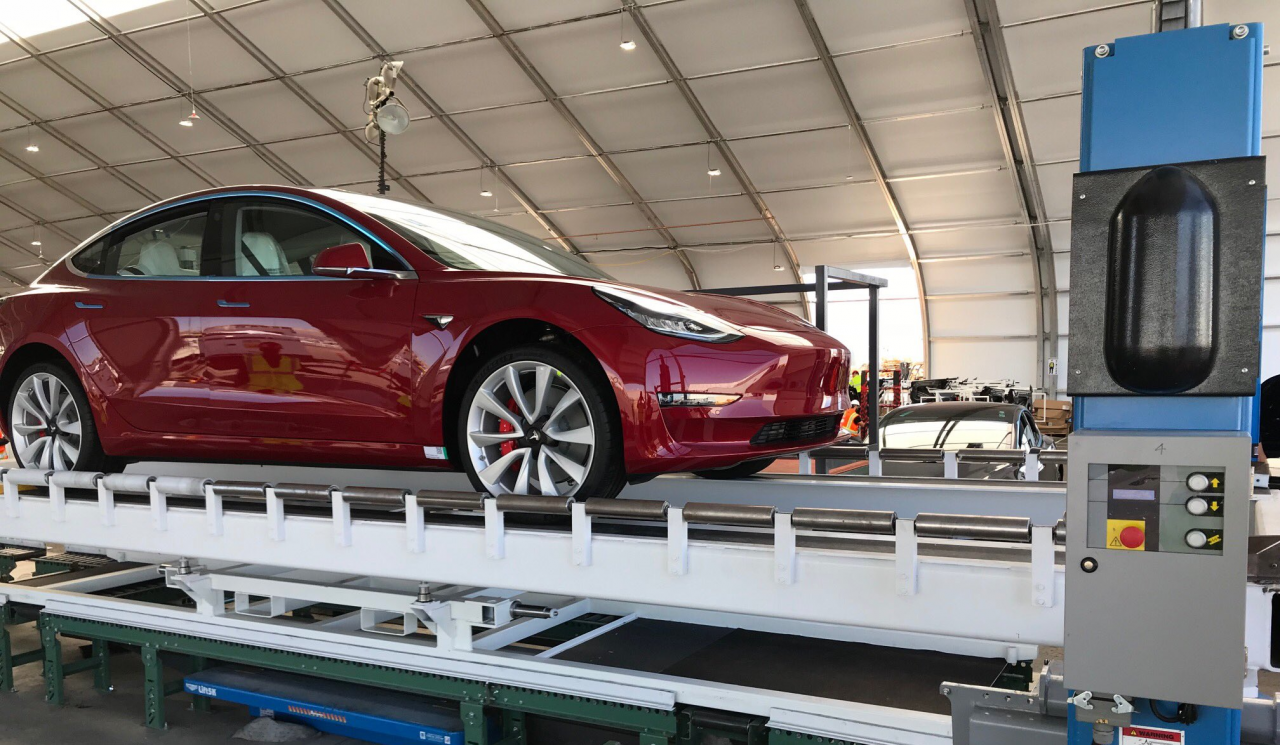 Tesla model 3, выпуск первых автомобилей с бюджетным пакетом 
