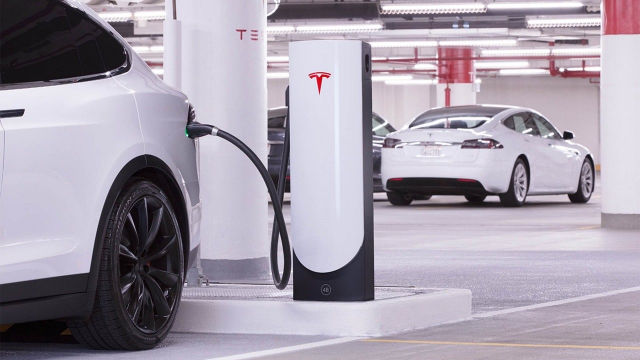 Tesla развертывает большую новую станцию для зарядки с 50 заряжающими точками